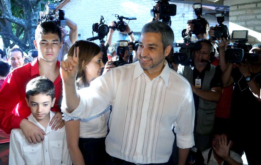 El candidato oficialista a la Presidencia de Paraguay,&nbsp;Mario&nbsp;Abdo&nbsp;Benítez, muestra su dedo índice entintado después de votar en una escuela durante las elecciones hoy en Asunción (Paraguay).
