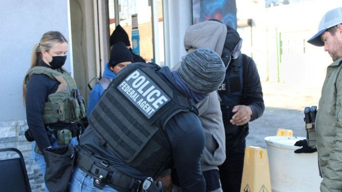 Agentes federales arrestan a uno de los miembros de la pandilla venezolana Tren de Aragua en Philadelphia.