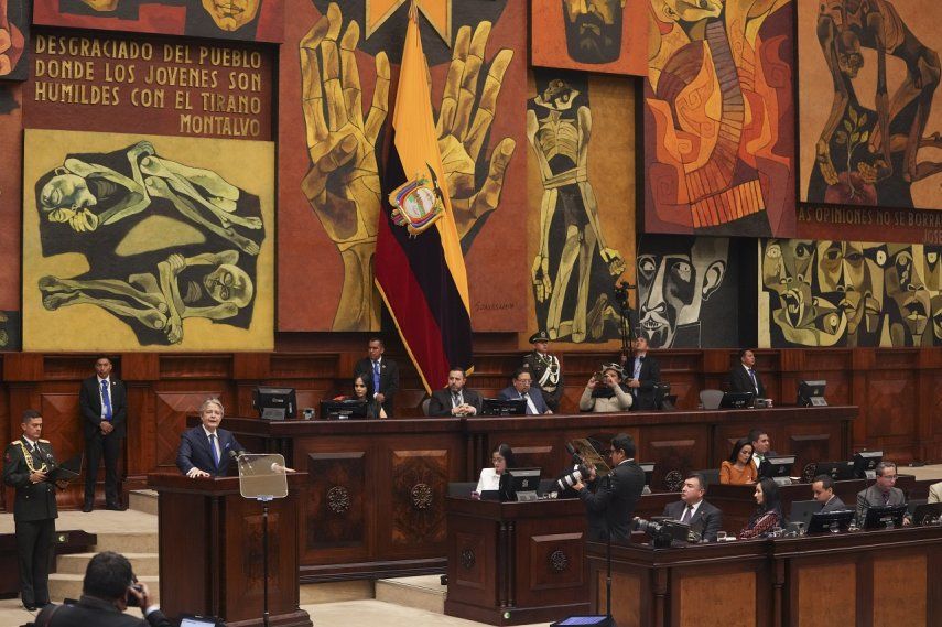 El presidente ecuatoriano Guillermo Lasso habla durante una sesión de la Asamblea Nacional donde los legisladores de la oposición buscan juzgarlo por acusaciones de malversación de fondos en Quito, Ecuador, el martes 16 de mayo de 2023.