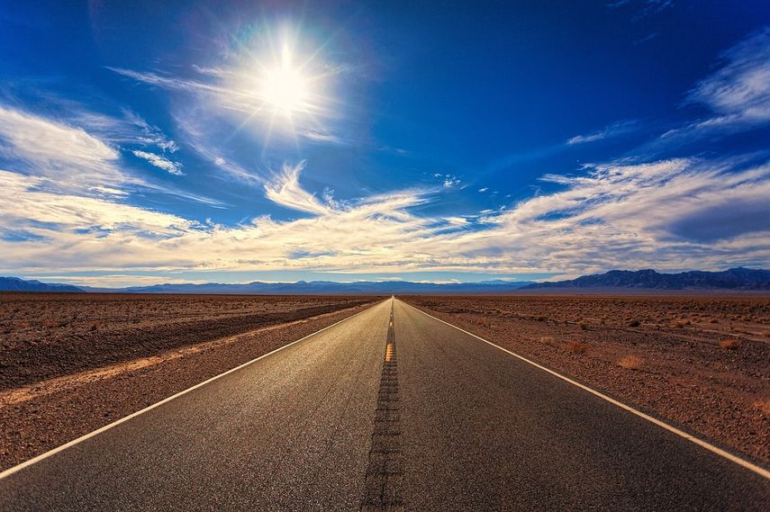 Una carretera en el desierto... un camino.