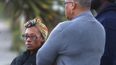 Dominique Walker, izquierda, esta parada en la calle Magnolia junto a activistas despu&eacute;s de ser desalojada de una casa que ocupaba ilegalmente el martes 14 de enero de 2020 en Oakland, California.