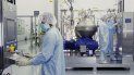 En esta imagen sin fecha tomada de un video proporcionado por Regeneron Pharmaceuticals el viernes 2 de octubre de 2020, unos científicos trabajan en una instalación de la compañía en Nueva York. En esta imagen sin fecha tomada de un video proporcionado por Regeneron Pharmaceuticals el viernes 2 de octubre de 2020, unos científicos trabajan en una instalación de la compañía en Nueva York.