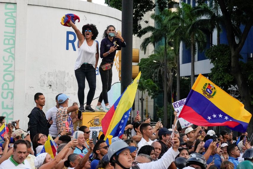 Simpatizantes del candidato presidencial de oposición Edmundo González celebran el paso del aspirante y de la líder opositora María Corina Machado en un acto de inicio de la campaña política ante las elecciones presidenciales del 28 de julio en Caracas, Venezuela, el jueves 4 de julio de 2024.&nbsp;