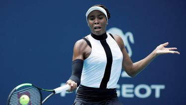 La tenista estadounidense&nbsp;Venus&nbsp;Williams&nbsp;devuelve una bola a la eslovena Dalila Jakupovic durante un partido del Abierto de Miami.