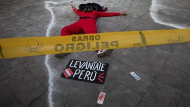 Un artista realiza una exhibición durante una protesta para exigir cambios sociales y una nueva constitución al gobierno del nuevo presidente interino Francisco Sagasti, el sábado 21 de noviembre de 2020, en Lima.