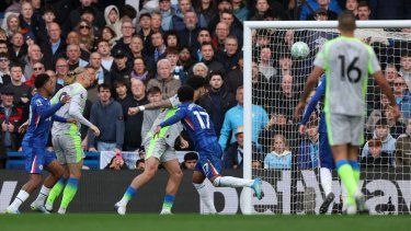 El centrocampista inglés del Manchester City, Nico OReilly (C), número 33, anota el primer gol del equipo durante el partido de fútbol de la Premier League inglesa entre el Chelsea y el Manchester City en Stamford Bridge en Londres el 12 de abril de 2026.&nbsp;