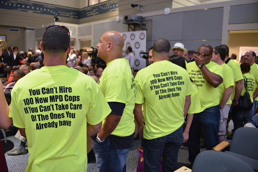 Policías de Miami durante la primera reunión del presupuesto de la ciudad. (Foto Álvaro Mata)