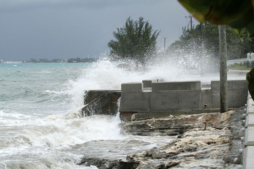 Fotografía tomada en Nueva Providencia (Bahamas) que muestra las olas provocadas por el huracán Joaquín, de categoría 4 y con vientos sostenidos de 210 kilómetros por hora. (EFE)