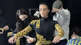 Kim Kardashian se envolvió en cinta adhesiva para hacer una aparición en un desfile de Balenciaga.&nbsp;