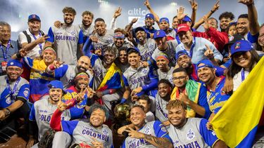 Los jugadores de Colombia celebran con el trofeo tras ganar el partido final de la Serie del Caribe de Béisbol contra República Dominicana en el estadio Quisqueya Juan Marichal de Santo Domingo, el 3 de febrero de 2022.