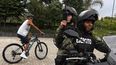Un hombre pasa en bicicleta junto a soldados colombianos en motocicleta que patrullan en vísperas de las elecciones presidenciales en Medellín, Colombia, el 28 de mayo de 2026. Un hombre pasa en bicicleta junto a soldados colombianos en motocicleta que patrullan en vísperas de las elecciones presidenciales en Medellín, Colombia, el 28 de mayo de 2026.