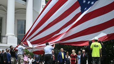 El presidente Donald Trump observa mientras se iza una bandera de EEUU en un mástil de bandera recién instalado en el Jardín Sur de la Casa Blanca en Washington, DC, el 18 de junio de 2025.