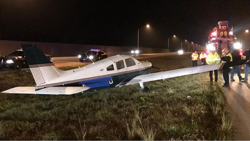 Las autoridades tratan de esclarecer las causas que forzaron el aterrizaje de emergencia en medio de la autopista.
