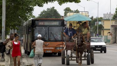 Vista de un medio de transporte de tracción animal por las calles de La Habana, la capital de Cuba.