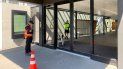 Unos trabajadores revisan unas puertas que fueron destrozadas el miércoles 13 de enero de 2020, en el Parlamento de Nueva Zelanda, ubicado en la capital Wellington. Unos trabajadores revisan unas puertas que fueron destrozadas el miércoles 13 de enero de 2020, en el Parlamento de Nueva Zelanda, ubicado en la capital Wellington.