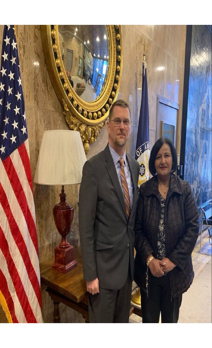 Dinorah Figuera en la Embajada de EEUU en Madrid junto al diplomático Mark Wells el 15MAR23.&nbsp;&nbsp;