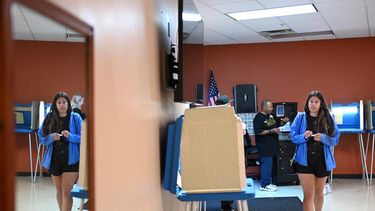 La gente vota en un colegio electoral en Riverview Apartments en Milwaukee, Wisconsin, el día de las elecciones, el 5 de noviembre de 2024.&nbsp;