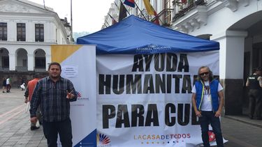 El dirigente oficialista Galo Paredes (izq.) aseguró a DIARIO LAS AMÉRICAS que mantendrán la carpa hasta el próximo viernes para acopiar la mayor cantidad de ayuda posible.