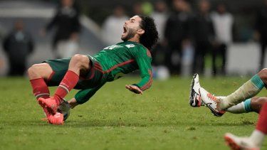 El mexicano César Huerta sufre una falta del hondureño Denil Maldonado durante un partido por los cuartos de final de la Liga de Naciones de la CONCACAF, el martes 21 de noviembre de 2023, en el estadio de Azteca de la Ciudad de México.