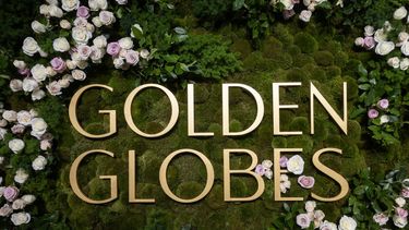 El telón de fondo de la alfombra roja dice Globos de Oro mientras los técnicos y trabajadores agregan los últimos retoques el en Beverly Hilton en Beverly Hills, California, el 4 de enero de 2025.&nbsp;