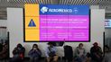 Trabajadores mexicanos que tienen vuelos de Aeroméxico a Canadá esperan bajo un tablero de información en el Aeropuerto Internacional Benito Juárez en la Ciudad de México, el viernes 7 de enero de 2022. 
