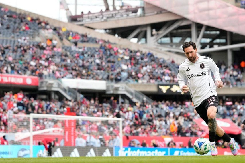 El argentino Lionel Messi, del Inter Miami CF, calienta antes de un partido de la MLS contra el Chicago Fire FC en el Soldier Field, el 13 de abril de 2025.