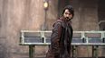 En esta imagen proporcionada por Lucasfilm Ltd. Diego Luna como Cassian Andor en la serie Andor.