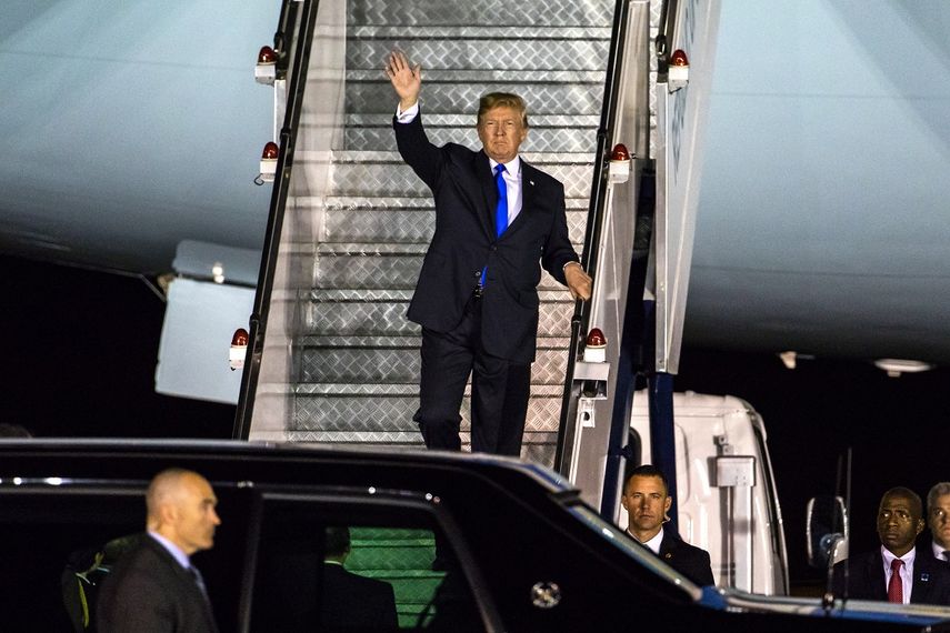 El presidente Donald Trump desciende del Air Force One a su llegada a la Base Aérea de Paya Lebar en Singapur el 10 de junio de 2018.