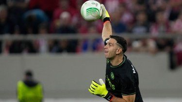 El arquero del Aston Villa, Emiliano Martínez, en acción durante la semifinal de la Europa Conference League contra Olympíacos en el estadio Georgios Karaiskakis de Atenas, Grecia, el jueves 9 mayo de 2024.