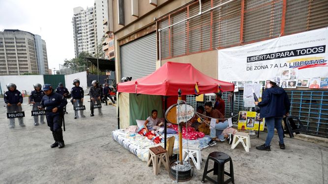 Familiares de presos políticos, quienes realizaron una huelga de hambre de casi una semana que finalizó la víspera, permanecen afuera de la prisión de la Zona 7 de la Policía Nacional Bolivariana (PNB) en Caracas el 20 de febrero de 2026.