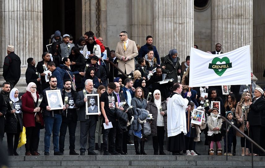 Residentes de la Grenfell Tower abandonan la catedral de San Pablo tras la celebración de un servicio religioso, cuando se cumplen seis meses del devastador incendio ocurrido en el bloque de viviendas de 24 plantas de la capital británica.