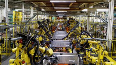 Brazos robot soldando plataformas de camionetas Ford F-150 en la l&iacute;nea de ensamblaje en una planta Ford Rouge en Dearborn, Michigan.&nbsp;