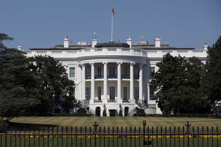 Imagen frontal de la Casa Blanca en Washington DC.