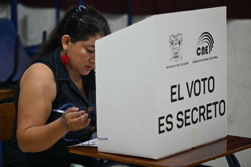 Una mujer vota en las elecciones generales de Ecuador, este 9 de febrero de 2025, donde participaron 14 millones de ecuatorianos.&nbsp;