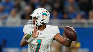 Tua Tagovailoa lanza por Dolphins de Miami ante Lions, en Detroit, el domingo 30 de octubre de 2022. (AP Foto/Paul Sancya)