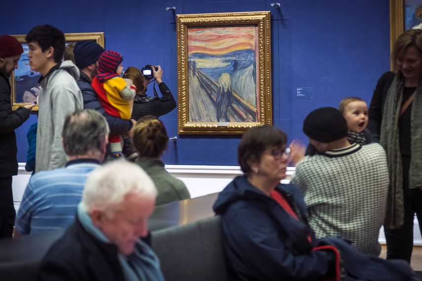 Personas miran “El grito” de Edvard Munch en la Galería Nacional en Oslo, Noruega, el 13 de enero de 2019. Activistas de la organización noruega Stopp Oljeletinga, contra la exploración petrolera, intentaron pegarse al marco de la pintura el 11 de noviembre de 2022.