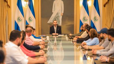 El presidente de El Salvador, Nayib Bukele, en reunión por la pandemia del coronavirus. 