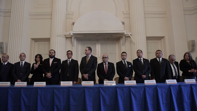 Magistrados venezolanos participan en la instalación del Tribunal Supremo en la sede de la Organización de los Estados Americanos, en Washington.