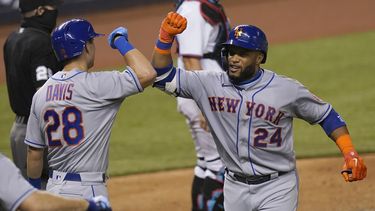 Robinson Canó (24), de los Mets de Nueva York, choca el codo con su compañero J.D. Davis (28) luego de un jonrón&nbsp;que impulsó dos&nbsp;carrerasen el tercer inning ante los Marlins de Miami, el 17 de agosto de 2020, en Miami.&nbsp;