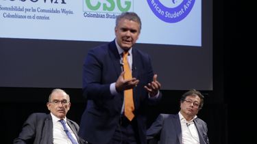 &nbsp;Los candidatos presidenciales colombianos Iván Duque (c), Humberto de la Calle (i) y Gustavo Petro (d), asisten a un foro académico.&nbsp;