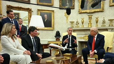 El presidente de Estados Unidos, Donald Trump, se reúne con el primer ministro canadiense, Mark Carney, en la Oficina Oval de la Casa Blanca en Washington, D.C., el 6 de mayo de 2025.