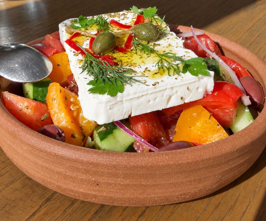 El queso feta corona esta ensalada griega de tomates, pepino y aceitunas.