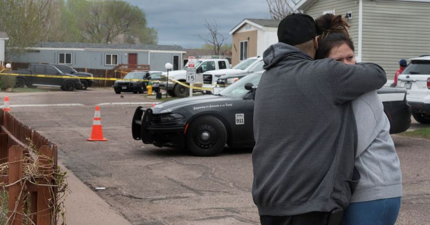 Un hombre y una mujer se abrazan en la calle frente al sitio donde ocurrió un tiroteo el domingo 9 de mayo de 2021, en Colorado Springs, Colorado.&nbsp;