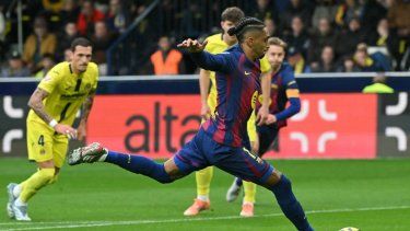 El delantero brasileño #11 del Barcelona, Raphinha, marca el primer gol durante el partido de la liga española entre el Villarreal CF y el FC Barcelona en el Estadio La Cerámica en Vila-real el 21 de diciembre de 2025.&nbsp;