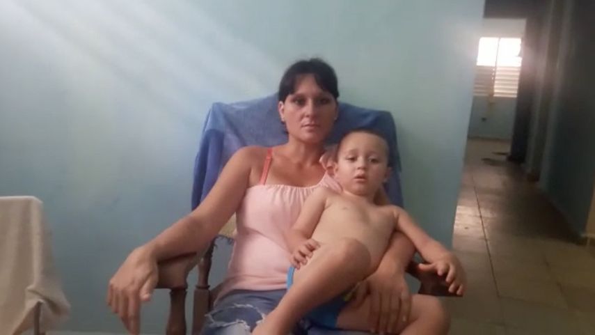 Indira Martínez, junto a su pequeño hijo, en su nueva casa en Camagüey,&nbsp;de la que no tiene propiedad.