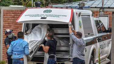 Miembros de la fuerza policial descargan los cuerpos de las víctimas de una masacre presuntamente a manos de grupos armados en el municipio colombiano de Arauca, cerca de la frontera con Venezuela. Morgue de Arauca, 22 de agosto de 2020.