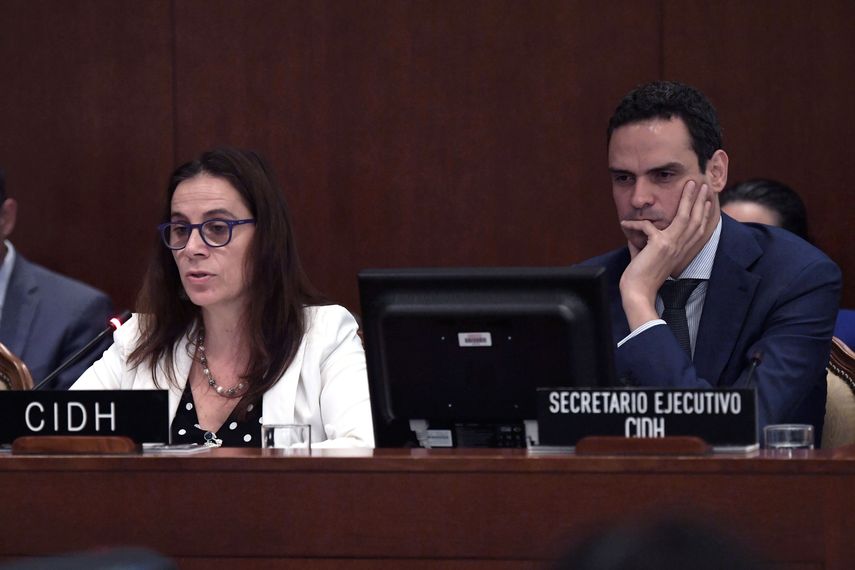 El secretario ejecutivo de la Comisión Interamericana de Derechos Humanos (CIDH), Paulo Abrão (d), y la relatora para Nicaragua de la Comisión Interamericana de Derechos Humanos (CIDH), Antonia Urrejola (i), participan en la primera sesión del Consejo Permanente de la Organización de Estados Americanos (OEA) que estudia la crisis en Nicaragua, este viernes 22 de junio, en la sede del organismo en Washington.