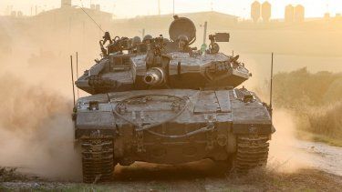 Un tanque militar israelí avanza cerca de la frontera con la Franja de Gaza el 3 de diciembre de 2023, en medio de continuas batallas entre Israel y el grupo terrorista palestino Hamás.