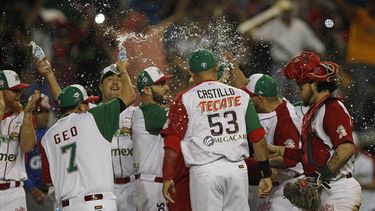 Jugadores de las Águilas de Mexicali festejan este lunes 6 de febrero de 2017, durante un juego entre Águilas de Mexicali de México y Alazanes de Granma de Cuba por la Serie del Caribe, en Culiacán (México).&nbsp;