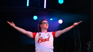 Una persona participa en la Copa Europea Anual de Mullet en Audregnies, al sur de Bélgica, el 23 de mayo de 2026.